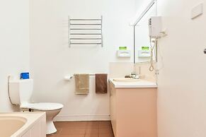 Holbrook Town Centre Motor Inn