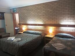 Holbrook Town Centre Motor Inn