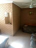 Holbrook Town Centre Motor Inn