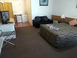 Holbrook Town Centre Motor Inn