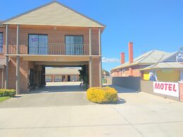 Holbrook Town Centre Motor Inn