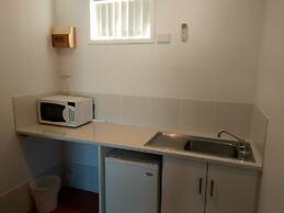 Holbrook Town Centre Motor Inn