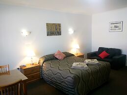 Holbrook Town Centre Motor Inn