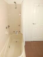 Holbrook Town Centre Motor Inn