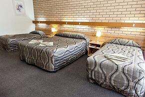 Holbrook Town Centre Motor Inn