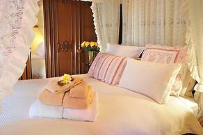 Mary Card's Coach House