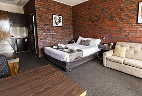 Hi Way Eight Motor Inn