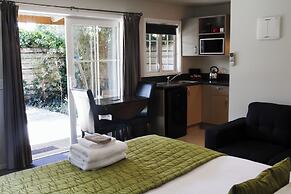 Cranford Cottages And Motel