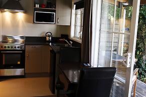 Cranford Cottages And Motel