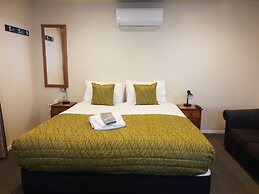 Cranford Cottages And Motel