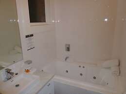 Largs Pier Hotel Motel