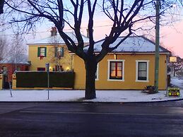 Blakes Manor Self Contained Heritage Accommodation