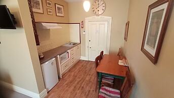 Blakes Manor Self Contained Heritage Accommodation