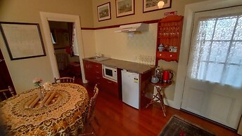 Blakes Manor Self Contained Heritage Accommodation