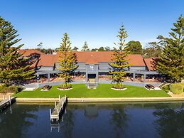 Mariners Cove at Paynesville Motel & Apartments