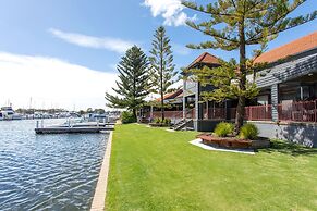 Mariners Cove at Paynesville Motel & Apartments