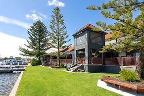 Mariners Cove at Paynesville Motel & Apartments