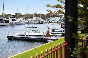 Mariners Cove at Paynesville Motel & Apartments