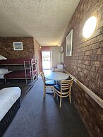 Courtyard Motor Inn