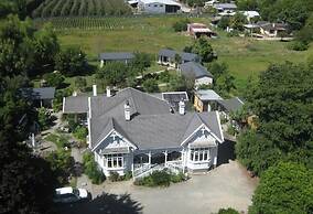 The White Elephant Accommodation - Hostel