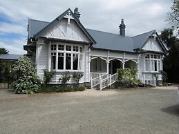 The White Elephant Accommodation - Hostel