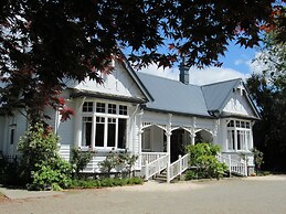 The White Elephant Accommodation - Hostel