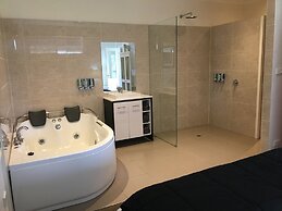 Norwood House Motel & Reception Centre