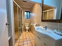 Charlesworth On The Park