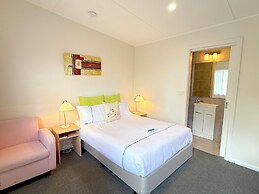 Beachcomber Motel And Apartments