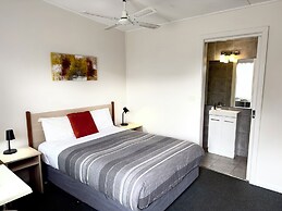 Beachcomber Motel And Apartments