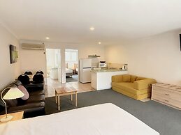 Beachcomber Motel And Apartments