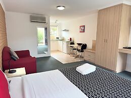 Beachcomber Motel And Apartments