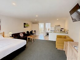 Beachcomber Motel And Apartments