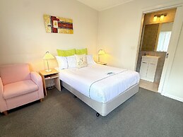 Beachcomber Motel And Apartments