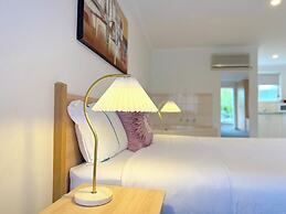 Beachcomber Motel And Apartments