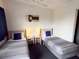 Beachcomber Motel And Apartments