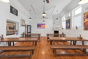 Caledonian Hotel Motel