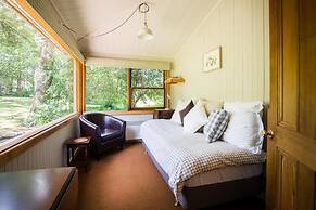 Braeside Mt Macedon Country Retreat & Bed & Breakfast