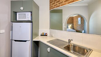 Hamilton's Henry Parkes Motor Inn, Parkes