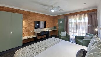 Hamilton's Henry Parkes Motor Inn, Parkes