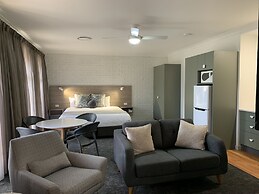 Hamilton's Henry Parkes Motor Inn, Parkes