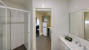 Hamilton's Henry Parkes Motor Inn, Parkes