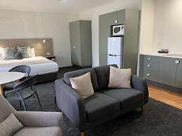 Hamilton's Henry Parkes Motor Inn, Parkes