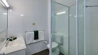 Hamilton's Henry Parkes Motor Inn, Parkes