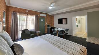 Hamilton's Henry Parkes Motor Inn, Parkes