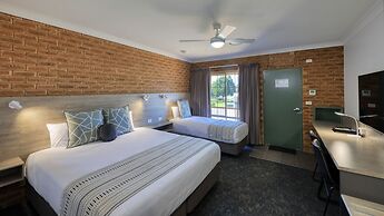 Hamilton's Henry Parkes Motor Inn, Parkes