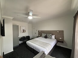 Hamilton's Henry Parkes Motor Inn, Parkes