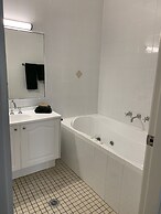 Hamilton's Henry Parkes Motor Inn, Parkes