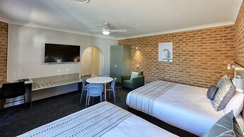Hamilton's Henry Parkes Motor Inn, Parkes