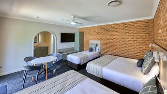 Hamilton's Henry Parkes Motor Inn, Parkes